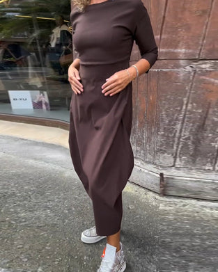 Prosta jednokolorowa elegancka sukienka z długim rękawem i kieszeniami