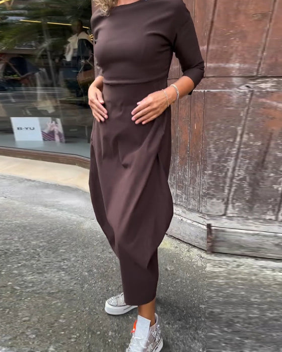 Prosta jednokolorowa elegancka sukienka z długim rękawem i kieszeniami