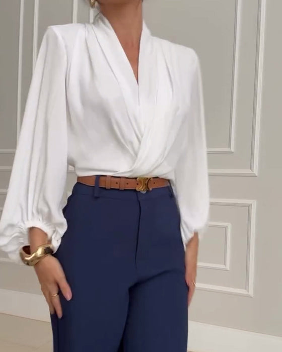 Modna bluzka w jednolitym kolorze z dekoltem w serek i rękawami typu latarnia