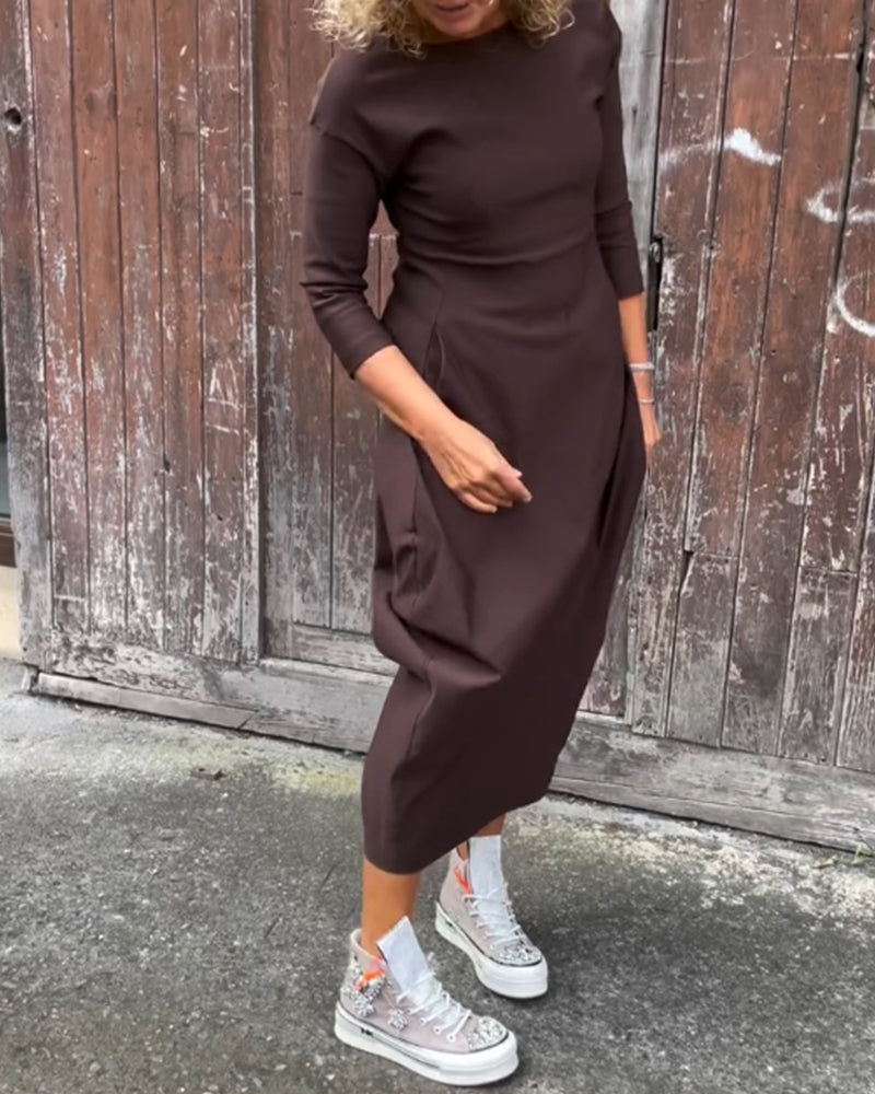 Prosta jednokolorowa elegancka sukienka z długim rękawem i kieszeniami